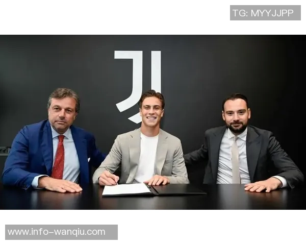 伊尔迪兹赛后与大卫路易斯合影留念称赞传奇球员的精彩表现